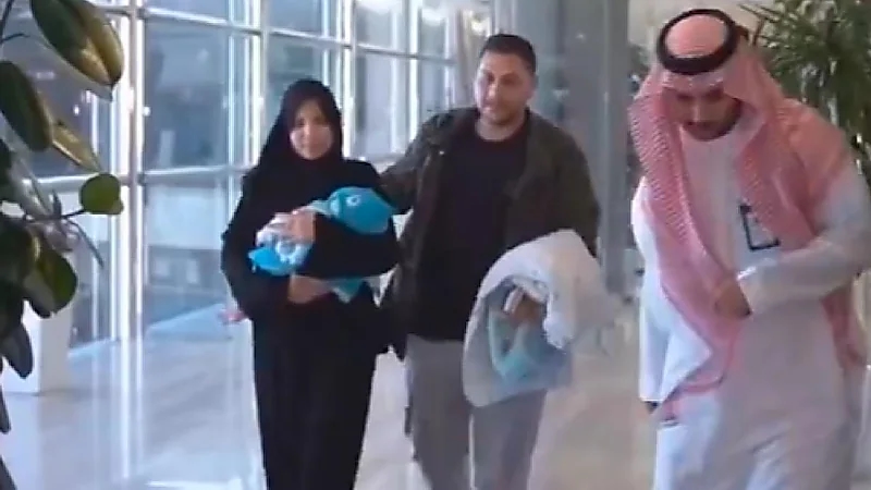 وصول التوأم الطفيلي المصري محمد عبدالرحمن جمعة إلى الرياض.. فيديو