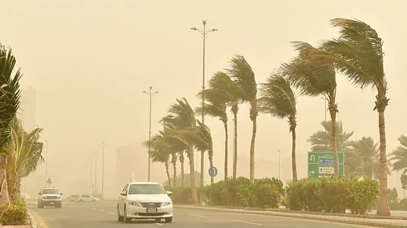 المسند: الرياح الهابطة تقتلع الأسطح وتقلب الشاحنات وتهدد الطائرات