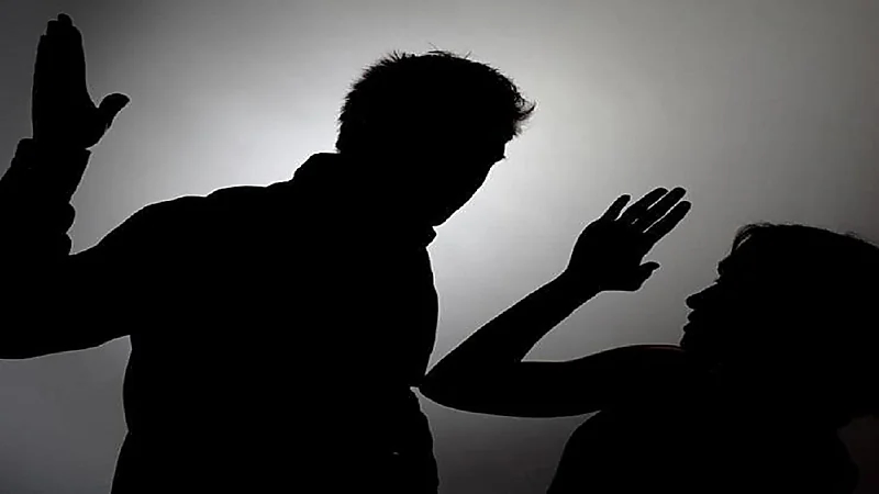 صفعة رجل لزوجته تفقدها البصر!