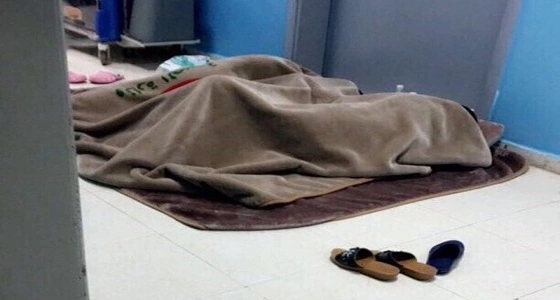 صورة متداولة لـ " عاملات مستشفى العلايا " نائمات في الممرات تثير حفيظة المغردين