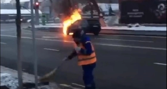 بالفيديو.. رد فعل صادم لعامل نظافة لحظة اشتعال النيران بسيارة أمامه