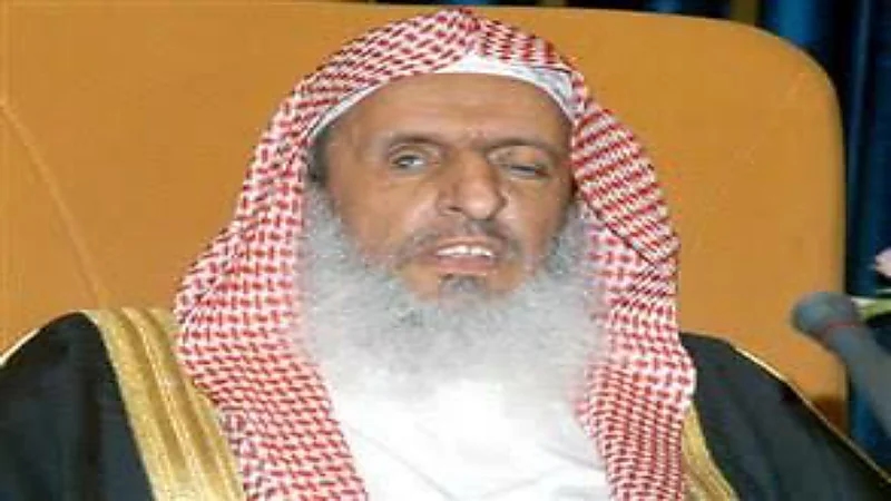 حكم السكن مع من يتهاون بالصلوات؟.. مفتي المملكة يجيب