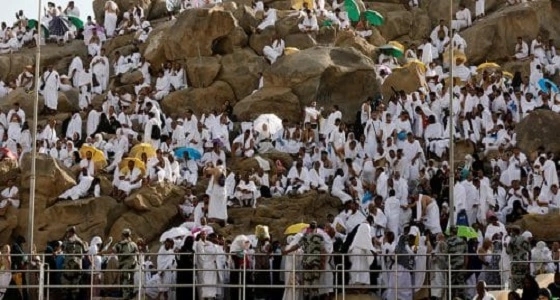 بالصورة.. حاج يغلبه النعاس بين صخور جبل عرفات