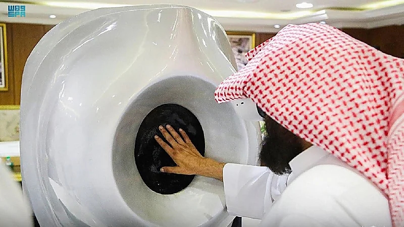 مبادرة جديدة بشأن "الحجر الأسود" تُمكن من لمسه بسهولة