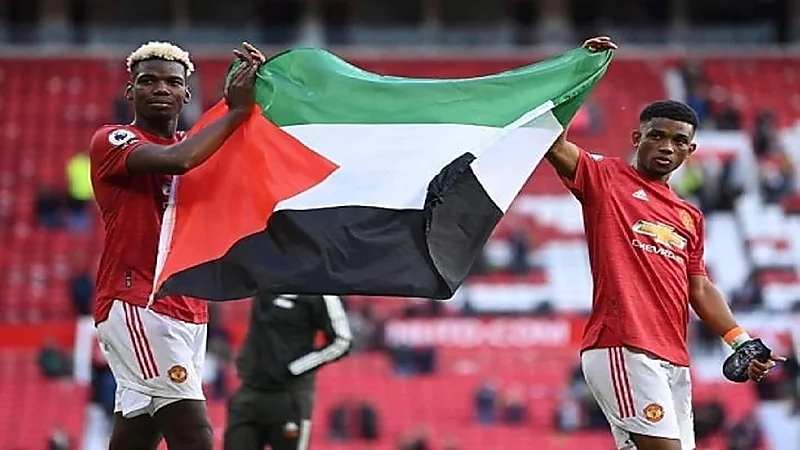 بالفيديو.. بوجبا وديالو يرفعون علم فلسطين بملعب " أولد ترافورد "