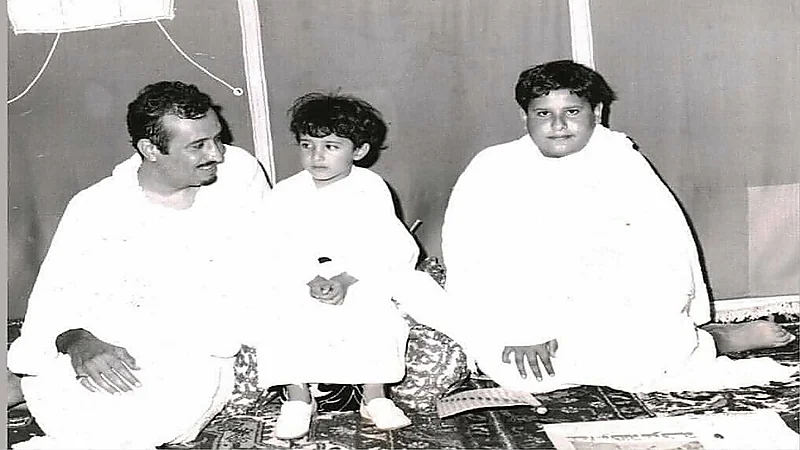 صورة نادرة لخادم الحرمين مع وزير الطاقة وأمير المدينة في سن الطفولة