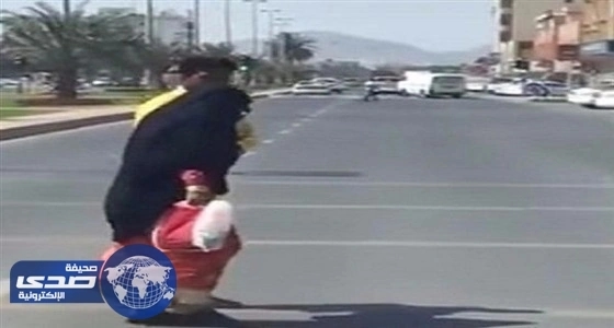 مواطن كويتي يقدم بلاغ ضد مصور فيديو  " مسنة تعبر الشارع "