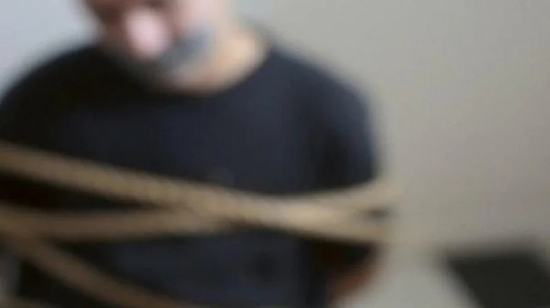 بصورة مثيرة..رجل يقع في فخ نسائي