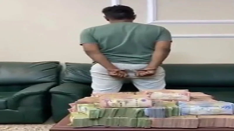 شاهد.. لحظة القبض على مخالف بحوزته 2 مليون و450 ألف ريال في جازان 