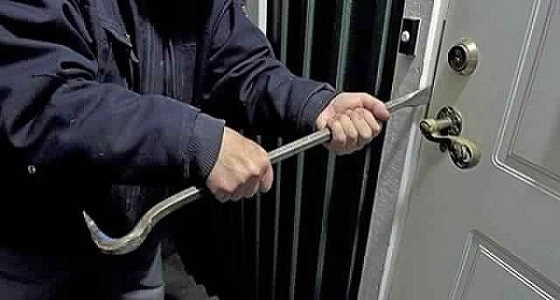 ضبط 3 أشخاص بتهمة سرقة منزل مواطنة بالجوف