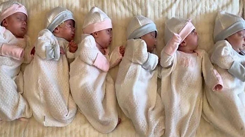 امرأة تُفاجأ بوضعها 9 أطفال بدلًا من 7 توائم