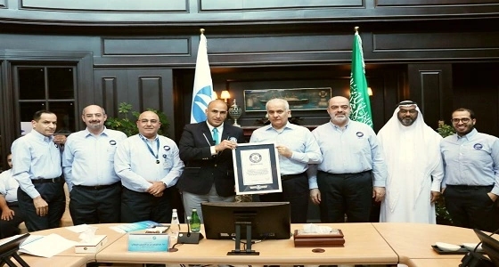 بالصور.. وزير البيئة يتسلم شهادة " جينيس " لتعزيز التحلية رقمها القياسي السابق