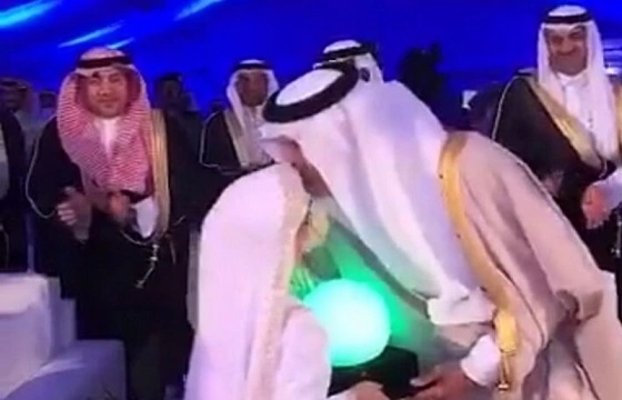 أمير مكة يقبل رأس طفلة صغيرة بـ " الطائف "