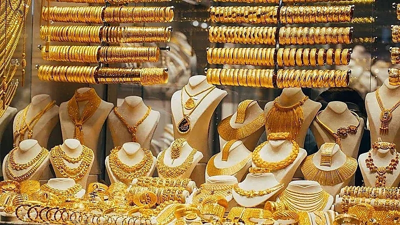 أسعار الذهب تتراجع بضغط من ارتفاع الدولار