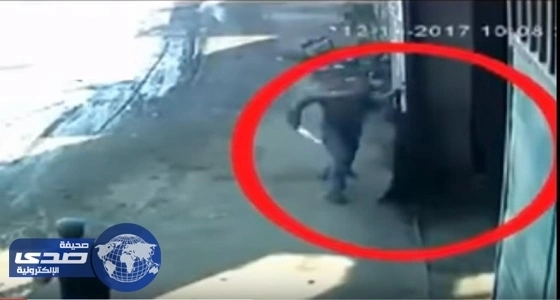 بالفيديو.. لحظة قتل شاب لـ " قس " مصري