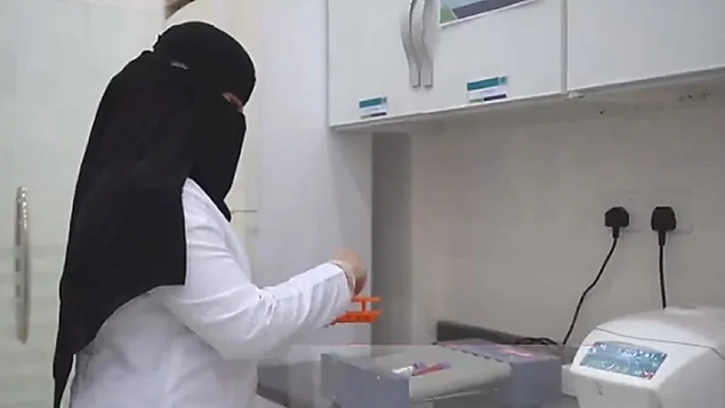 بالفيديو.. مواطنة تروي قصة افتتاحها "المختبر الوحيد" في عرعر