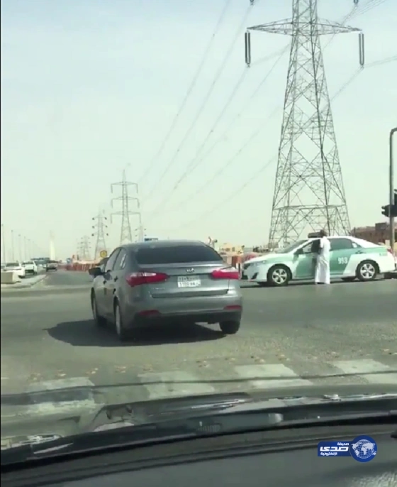 شاهد بالفيديو.. سائق يقطع الإشارة أمام دورية أمنية لعدم وجود "ساهر"