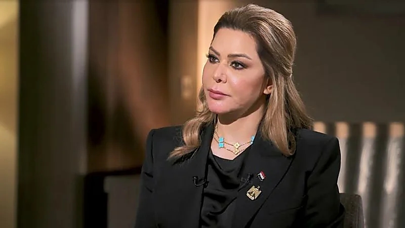 رغد صدام حسين تعرض رسالة لوالدها كتبها من قاعة المحكمة