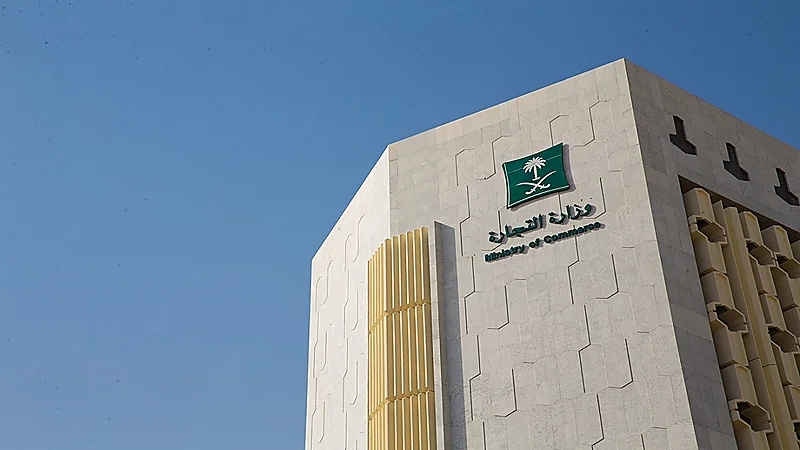 التشهير بمنشأة عطارة باعت مستحضرات تجميل منتهية الصلاحية في القنفذة 