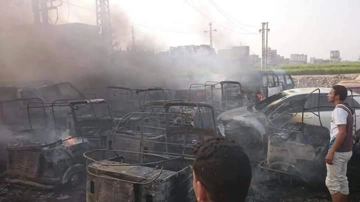 بالفيديو والصور..تفحم 12 مركبة أثر  حريق هائل  بوحدة مرور في "القاهرة"