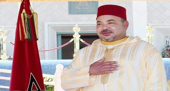 بالصورة ..محمد السادس يقبّل رأس مواطن محروق يثير اعجاب المغاربة