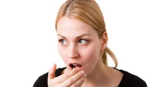 تخلصي من رائحة الفم الكريهة بالتفاح والخس