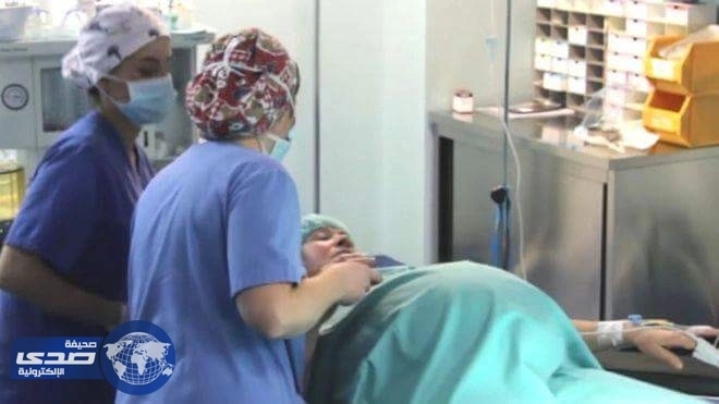 امرأة تلد توأما وعمرها 64 عاما