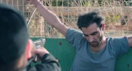 بالصور.. طفل داعشى ذات ال3 سنوات ينفذ حكم الإعدام  بسوريين رميا بالرصاص