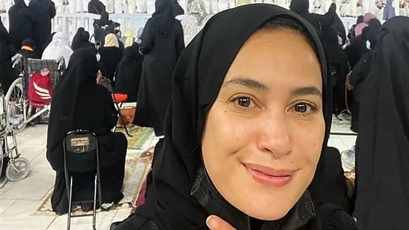 شاهد.. هند صبري تؤدي مناسك العمرة