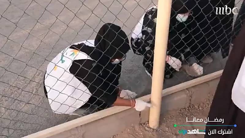 بالفيديو.. متطوعون يحولون أرض خالية إلى ملعب رياضي بمكة