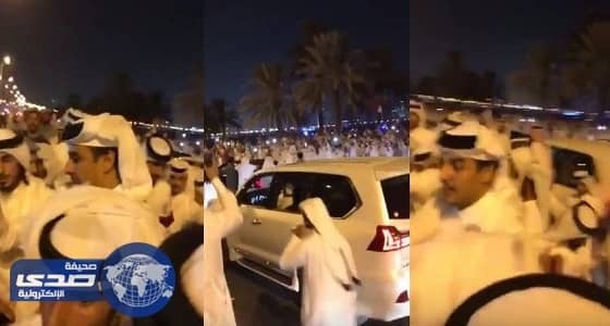 بالفيديو.. تميم يزجر شاباً مد يده للسلام وينهره بـ " ارجع وراء "