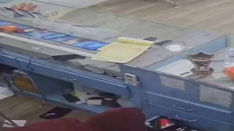 شاهد.. تفاصيل جديدة في واقعة السطو على متجر اتصالات ‎بالرياض
