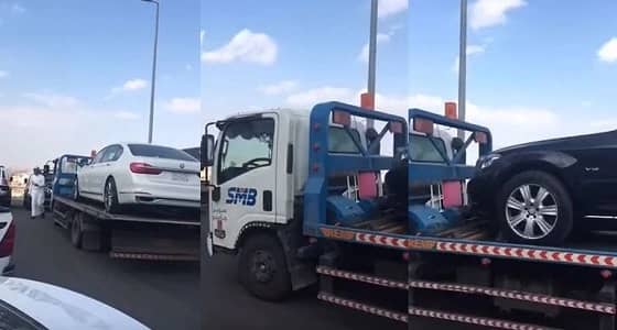 بالفيديو| نقل سيارات الأمير منصور بن مقرن من أبها إلى الرياض