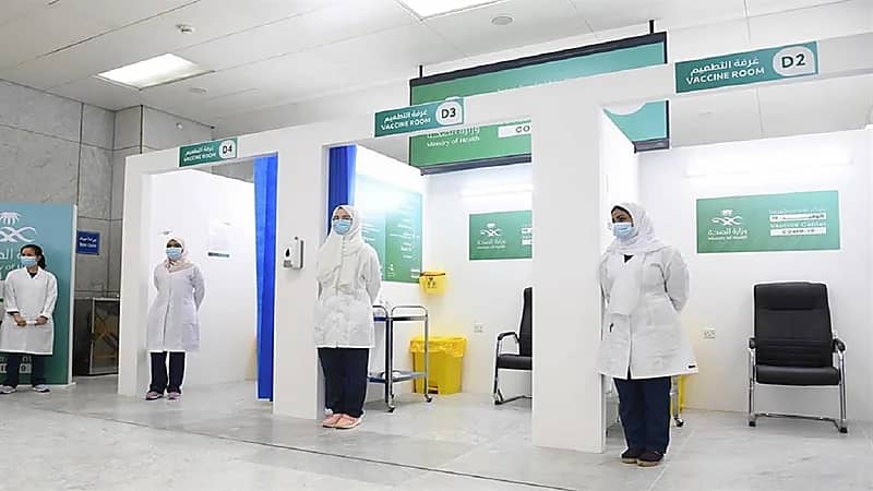 إقبال كبير من المواطنين والمقيمين على مراكز لقاحات "كورونا"