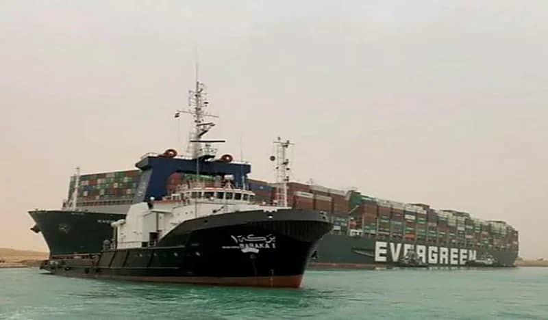 سبب إعاقة عملية تعويم السفينة الجانحة بقناة السويس