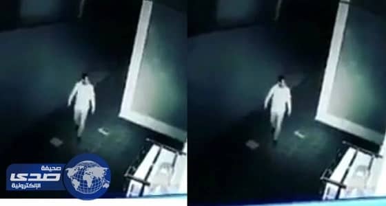 بالفيديو.. لص يسرق محتويات منزل بحفر الباطن ومكافأة لمن يرشد عنه