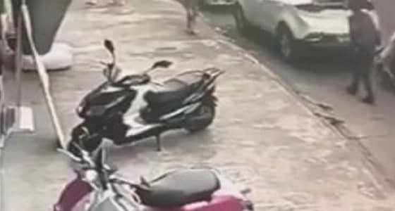 بالفيديو.. شاب يلقن فتاة درساً قاسياً ورد فعل صادم للأخيرة