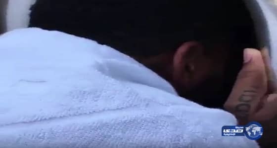شاهد .. "مغنى راب " يجهش بالبكاء أثناء تقبيله الحجر الأسود