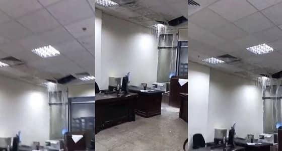 بالفيديو .. الأمطار تغرق المحكمة الجزائية بجدة