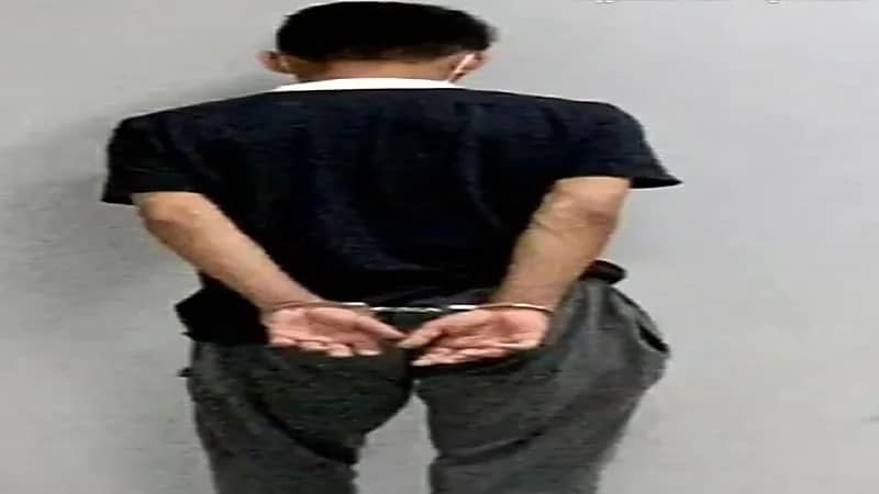 شاهد.. لحظة القبض على مواطن أتلف جهاز الرصد الآلي في القصيم