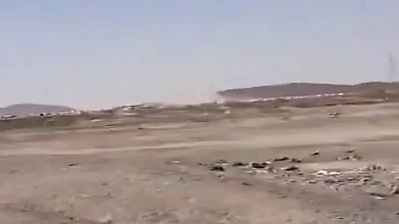 شاهد.. لحظة استهداف الحوثيين لأحد مخيمات النزوح بالصواريخ في مأرب