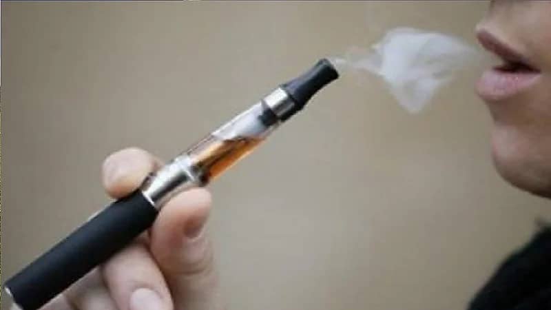 دولة تسمح لأول مرة بوصف "السجائر الإلكترونية" كآلية طبية