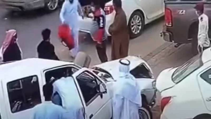 شاهد.. مسعف يروي قصة إنقاذه حياة مواطن بعد حادث تصادم في حفر الباطن 