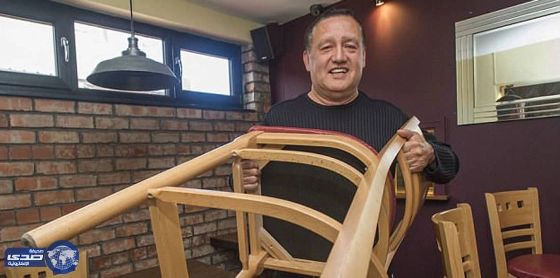 بالفيديو.. صاحب مطعم شجاع يتغلب على عصابة مكونة من 4 أشخاص