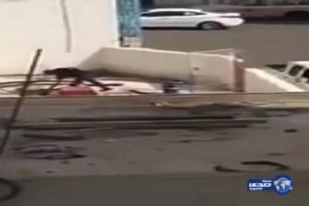 بالفيديو.. لحظة قيام عامل في محطة بنزين بمكة بخلط بودرة حمراء على بنزين «91»