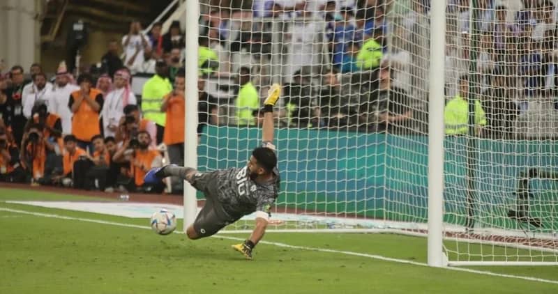 شاهد .. المعيوف يتصدى ويسجل الركلة الأخيرة ليحسم اللقب لصالح الهلال