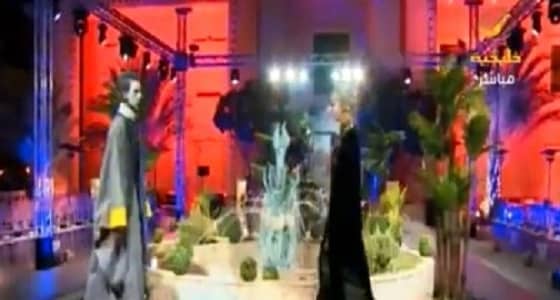 بالفيديو.. ثلاثة جمال يسبحون بعيدا عن الشاطئ