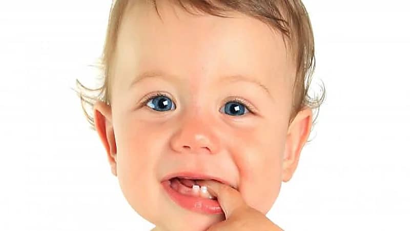 استشارية توضح كيفية التعامل مع تسنين الأطفال