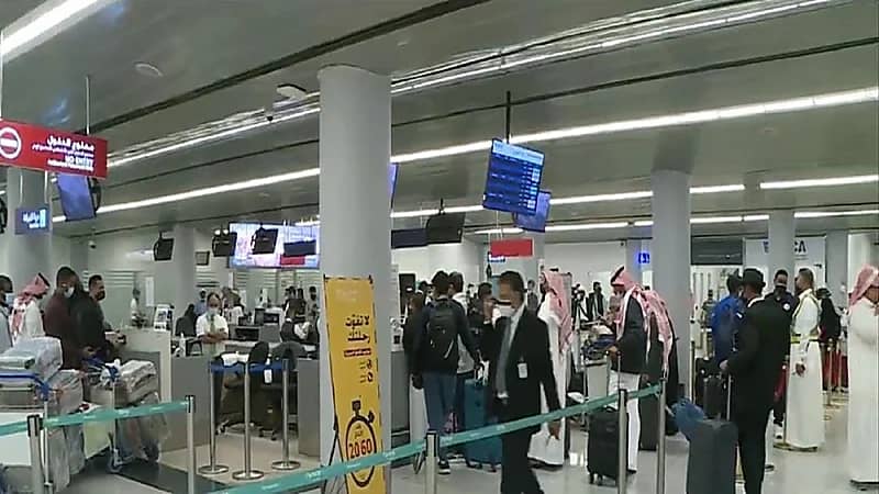 فيديو يرصد عودة حركة الملاحة الجوية في مطار أبها بعد المحاولة الحوثية لاستهدافه