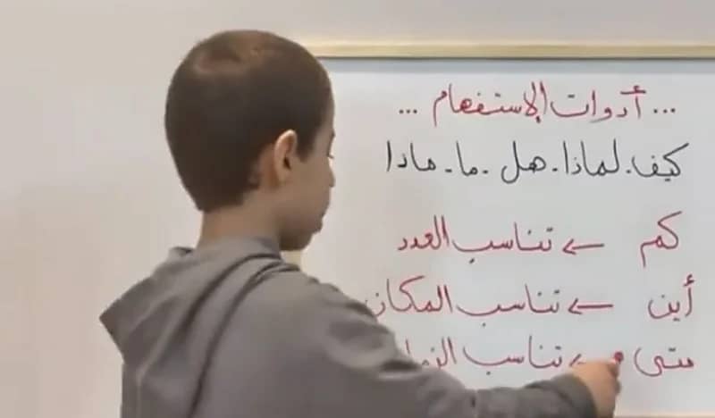 شاهد.. طالب يشرح الدرس لزملائه في إحدى المدارس بالرياض 